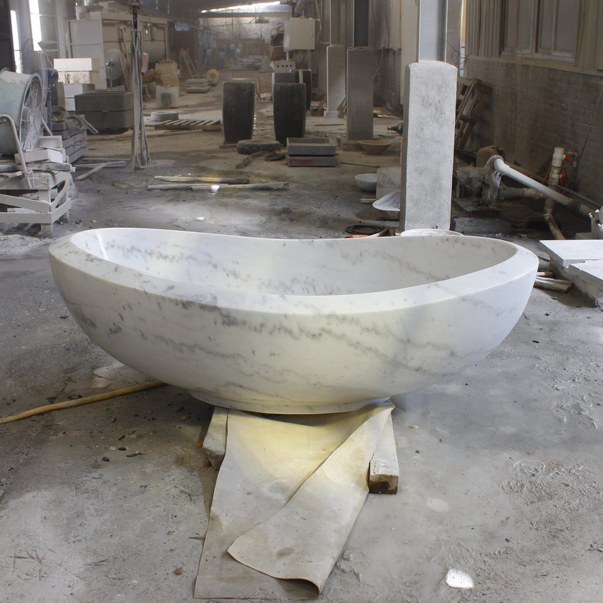 Yuna Ivory Cloud Marble soaking bathtub, real finished-product factory three-quarter view