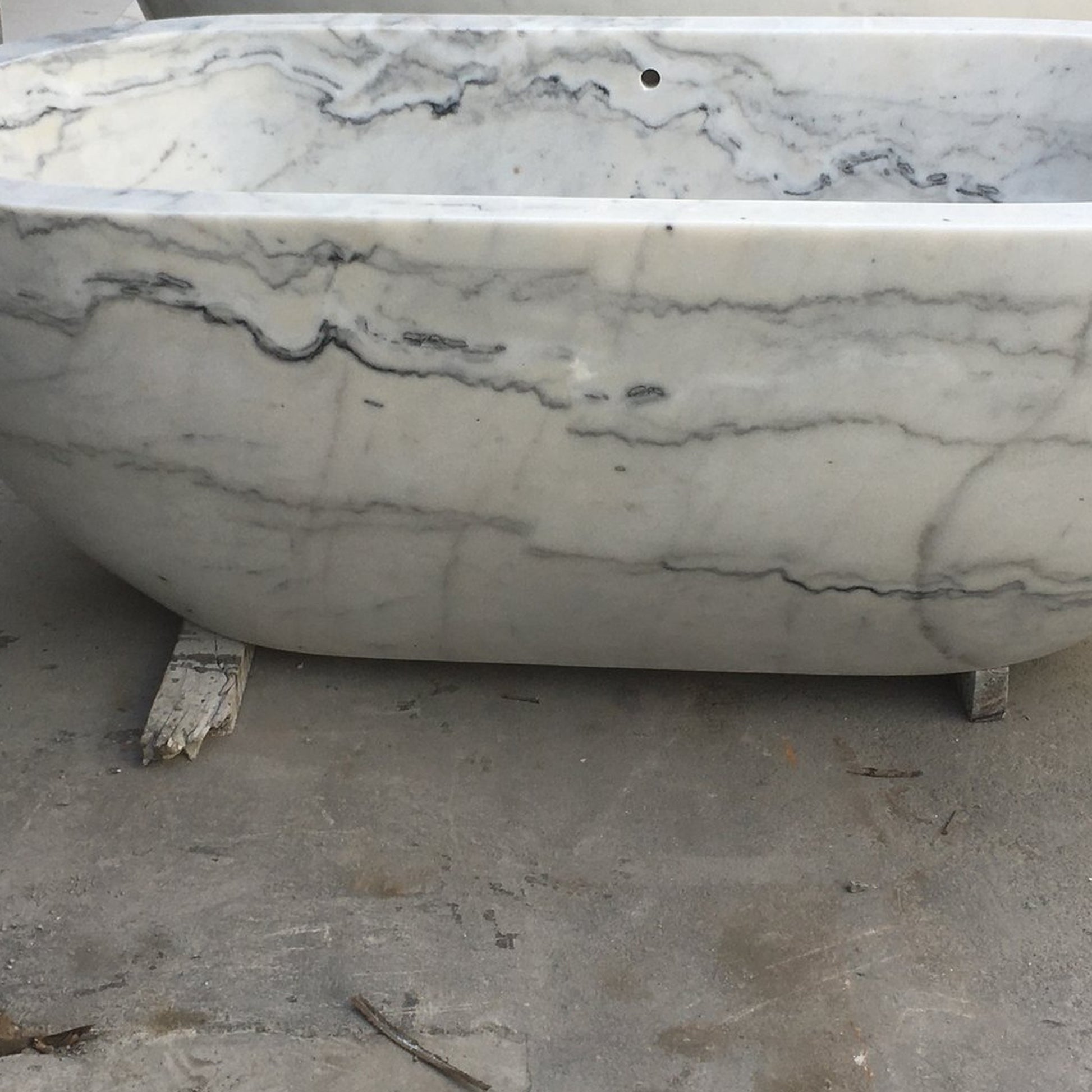 Actual Serena BT-105A Ivory Cloud Marble bathtub, real polished rim and natural stone veining detail