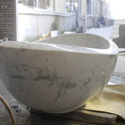 Yuna Ivory Cloud Marble bathtub, real workshop material and hand-finished surface detail