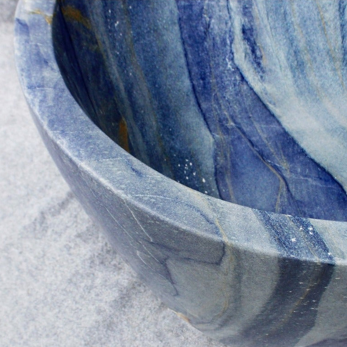 Azura BT-200A Azura Blue Quartzite bathtub, original product detail; source photograph reframed without changing the stone, rim or silhouette