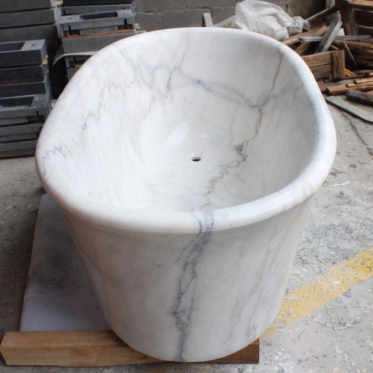 Elara BT-024A Ivory Cloud Marble bathtub, original product reference view; source photograph reframed without changing the stone, rim or silhouette