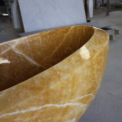 Vespera BT-169A Honey Onyx bathtub, original product reference view; source photograph reframed without changing the stone, rim or silhouette