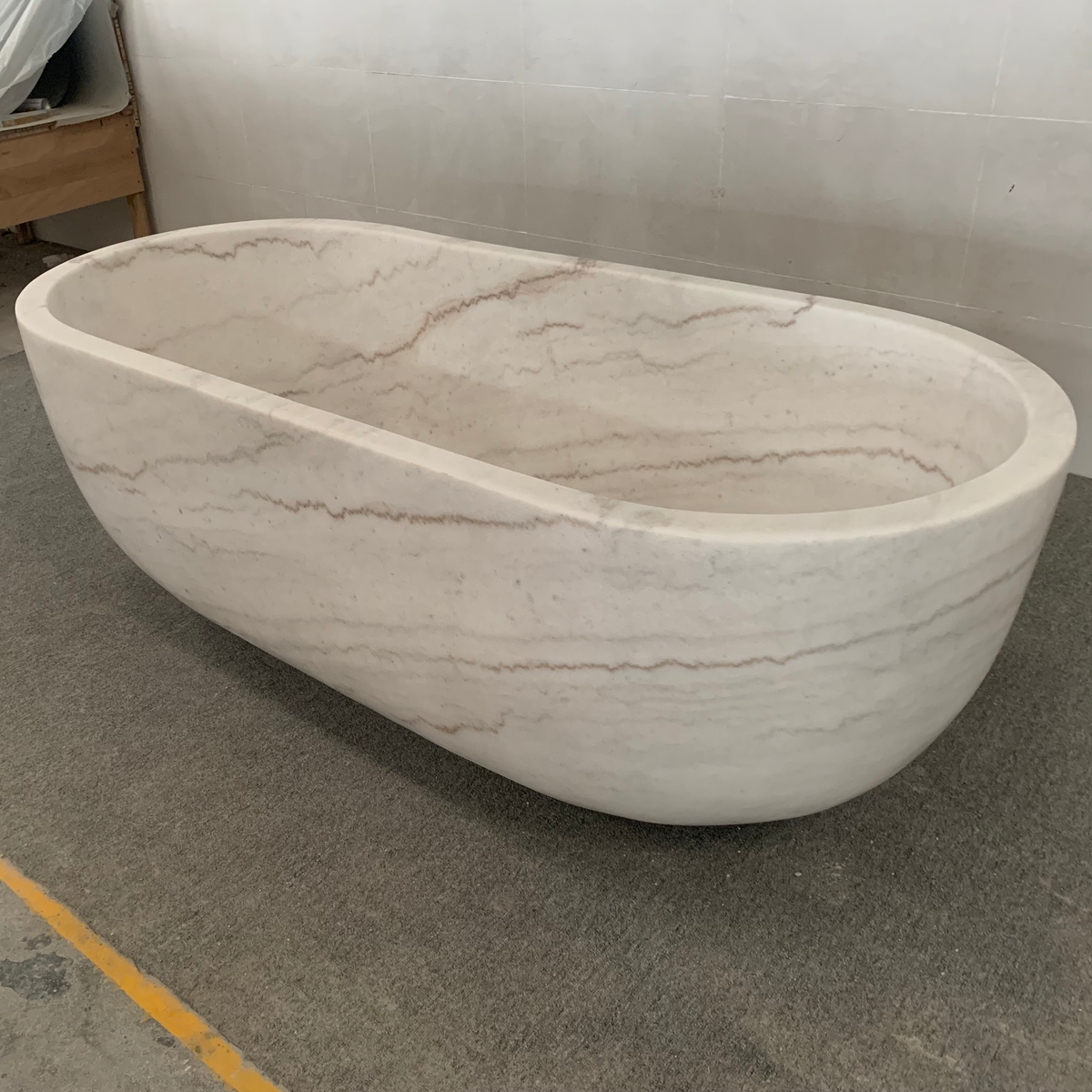 Serena BT-105A Ivory Cloud Marble bathtub, original product reference view; source photograph reframed without changing the stone, rim or silhouette