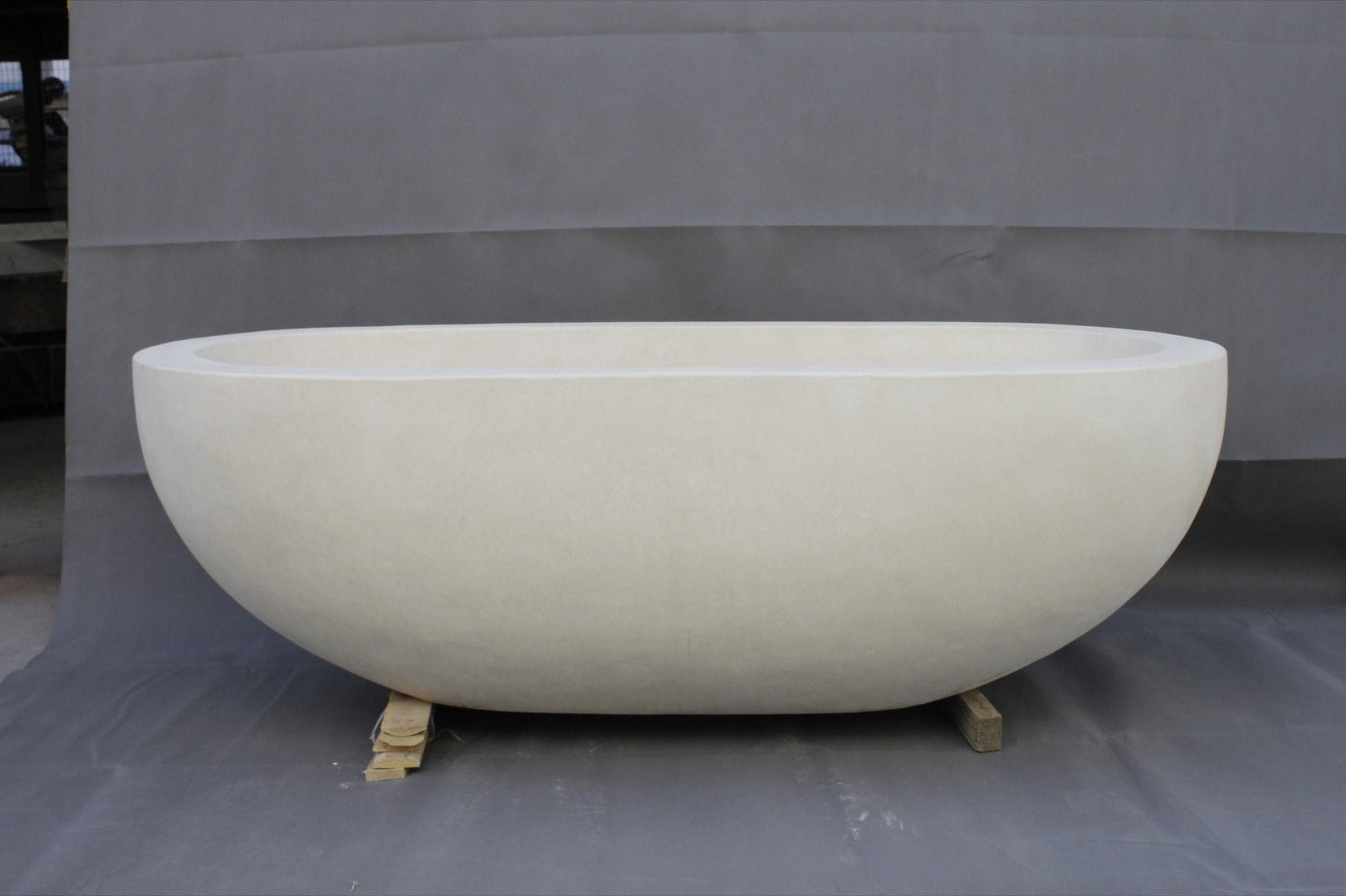 Serena BT-105A Dune Ivory Limestone bathtub, original product reference view; source photograph reframed without changing the stone, rim or silhouette