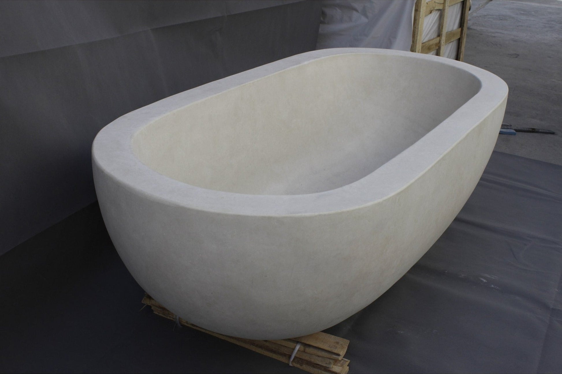 Serena BT-105A Dune Ivory Limestone bathtub, original product reference view; source photograph reframed without changing the stone, rim or silhouette