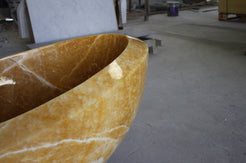 Yuna BT-032A-HO Honey Onyx bathtub, original product reference view; source photograph reframed without changing the stone, rim or silhouette