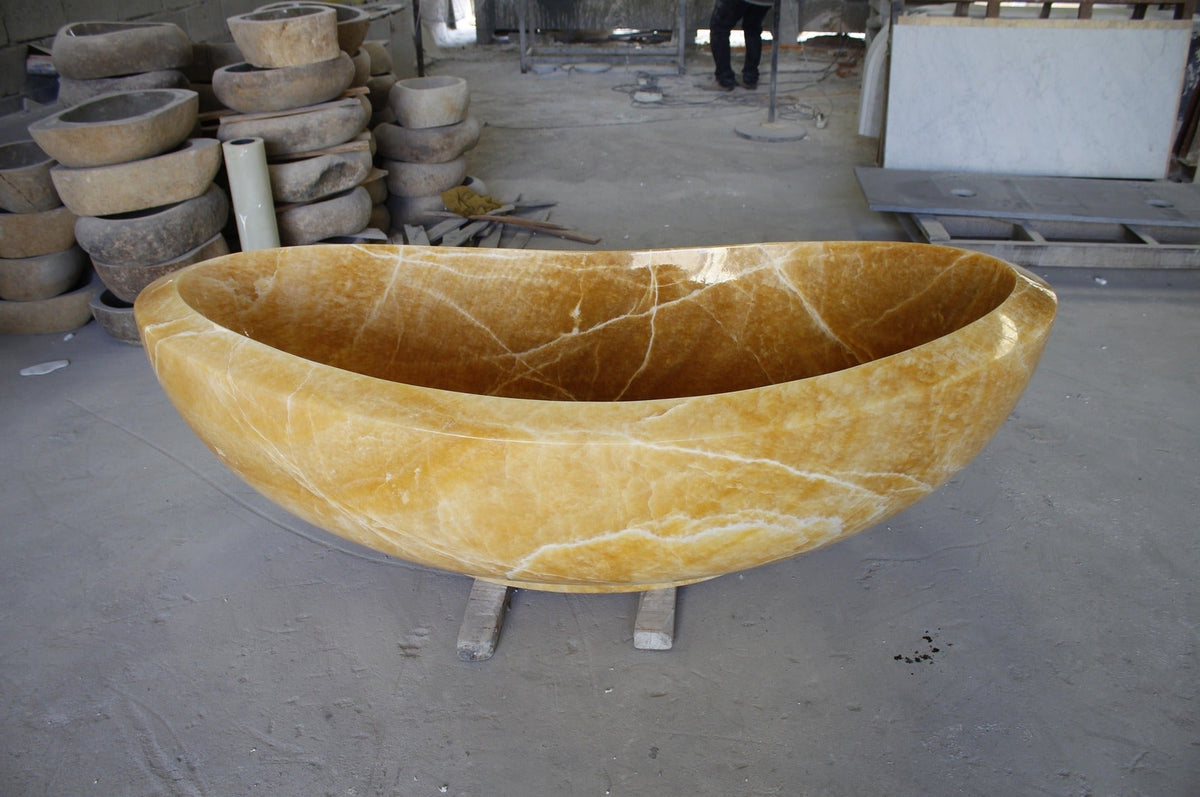 Yuna BT-032A-HO Honey Onyx bathtub, original product reference view; source photograph reframed without changing the stone, rim or silhouette