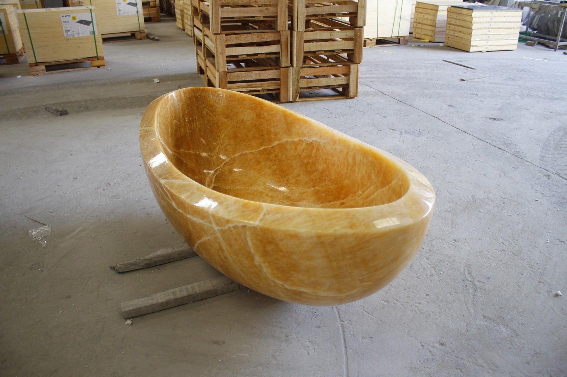 Yuna BT-032A-HO Honey Onyx bathtub, original product reference view; source photograph reframed without changing the stone, rim or silhouette