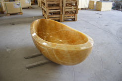 Yuna BT-032A-HO Honey Onyx bathtub, original product reference view; source photograph reframed without changing the stone, rim or silhouette
